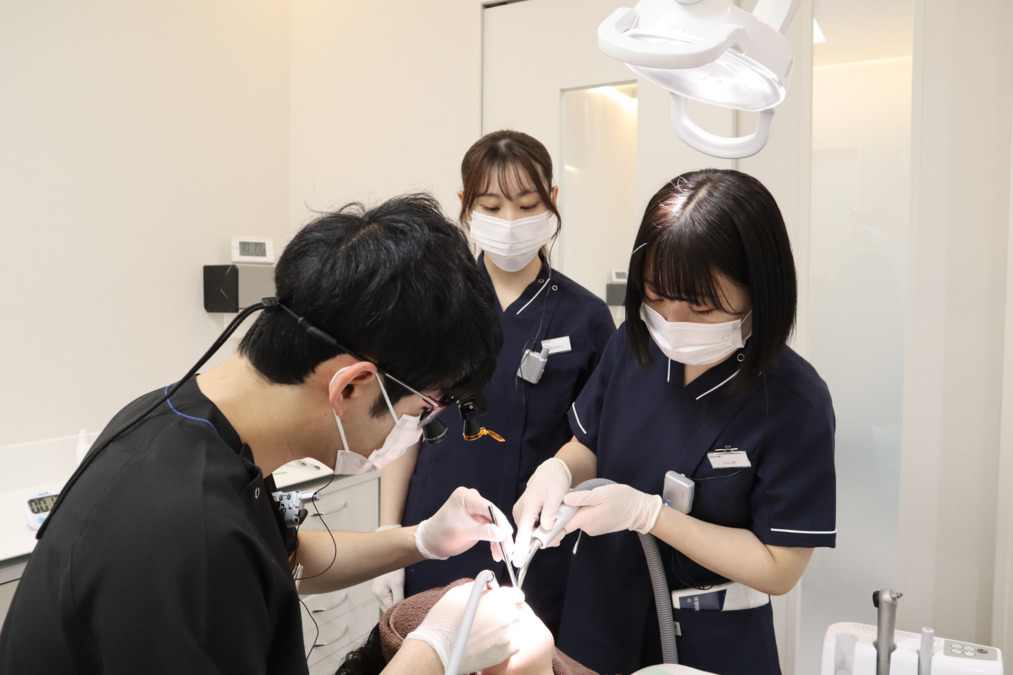 塩釜口駅前歯医者・矯正歯科(保育士の求人)の写真2枚目:先輩の指導はもちろん先生もやさしく教えてくれるので、しっかり覚えることができます