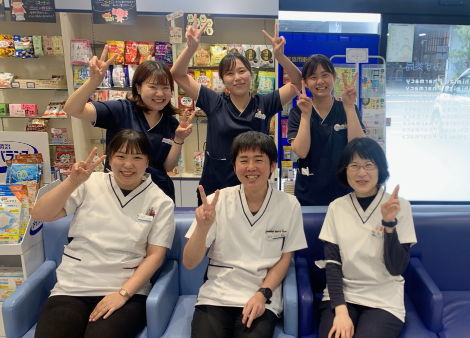 楽々園しみず薬局(薬剤師の求人)の写真:20~30代の若手職員が多く在籍しており、活気あふれる明るい雰囲気の店舗です♩