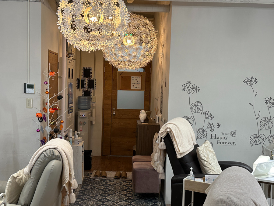 NAILSALON Junonoの写真6枚目：ふたつの幻想的なライトがお客様をお出迎え。ゆっくりくつろげる時間をご提供。