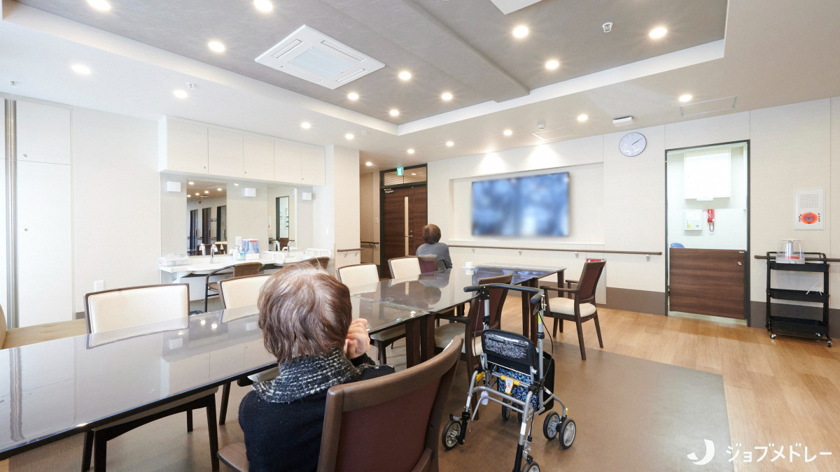 グループホーム  グランオアシス帝塚山（介護職/ヘルパーの求人）の写真6枚目：明るく広々とした快適なリビングです