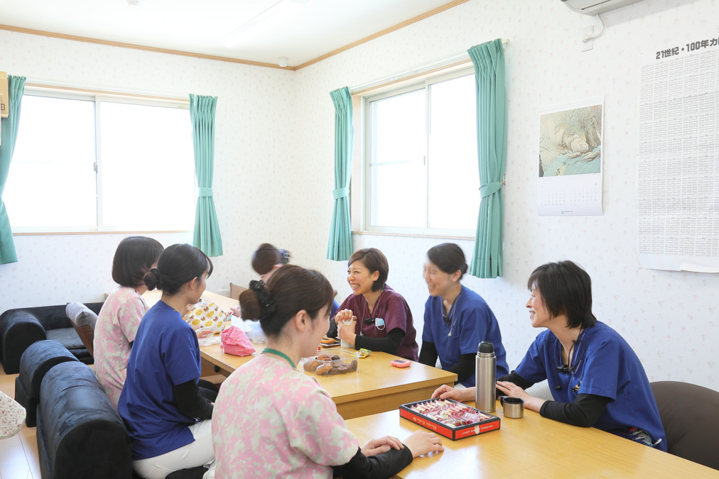 せこ歯科クリニック（歯科衛生士の求人）の写真9枚目：コロナ感染対策で個々で食事をするようになりましたが以前はこのような昼食風景でした