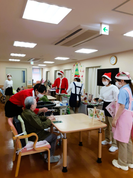 特別養護老人ホーム スマイルガーデン黒埼(介護職/ヘルパーの求人)の写真3枚目:クリスマスカフェの様子♪