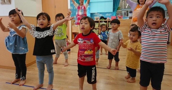 あそびのてんさい五香東保育園の写真4枚目：リトミック・ダンス楽しい時間