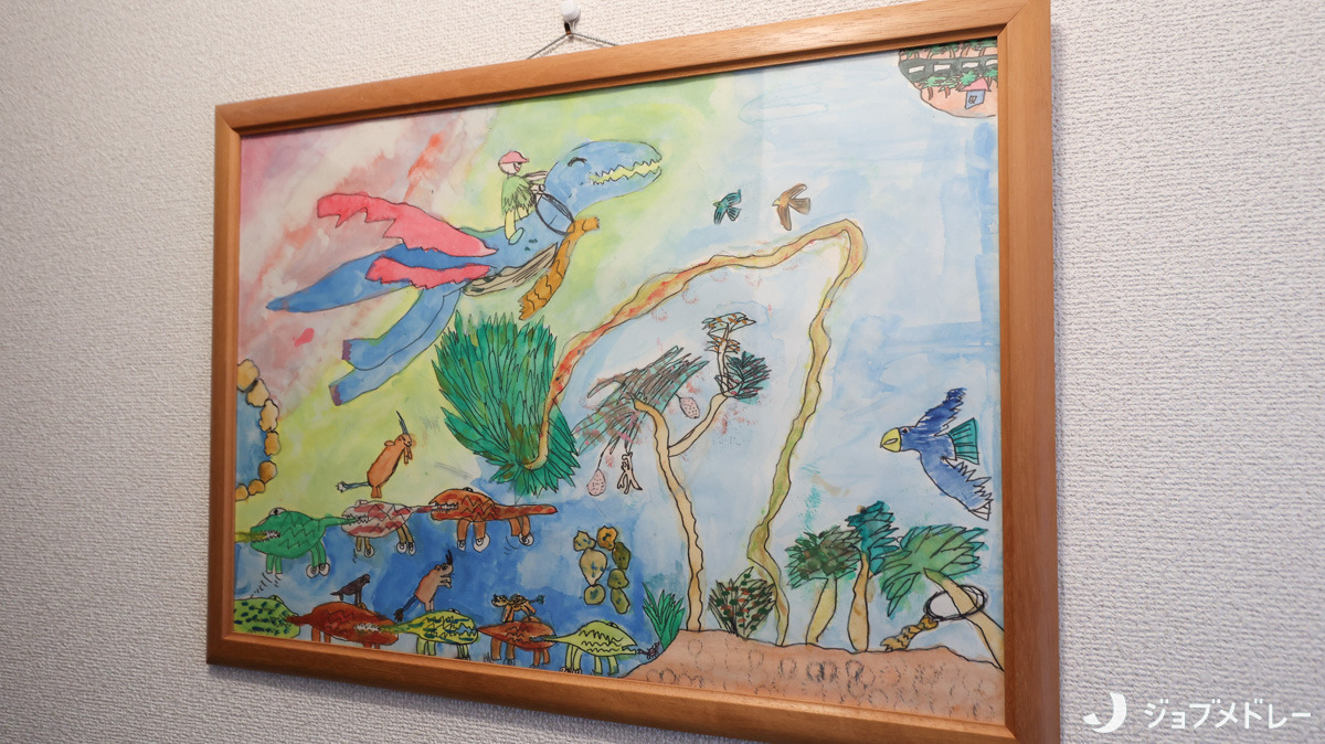 いころきっず（保育士の求人）の写真13枚目：事業所内に飾られている絵です