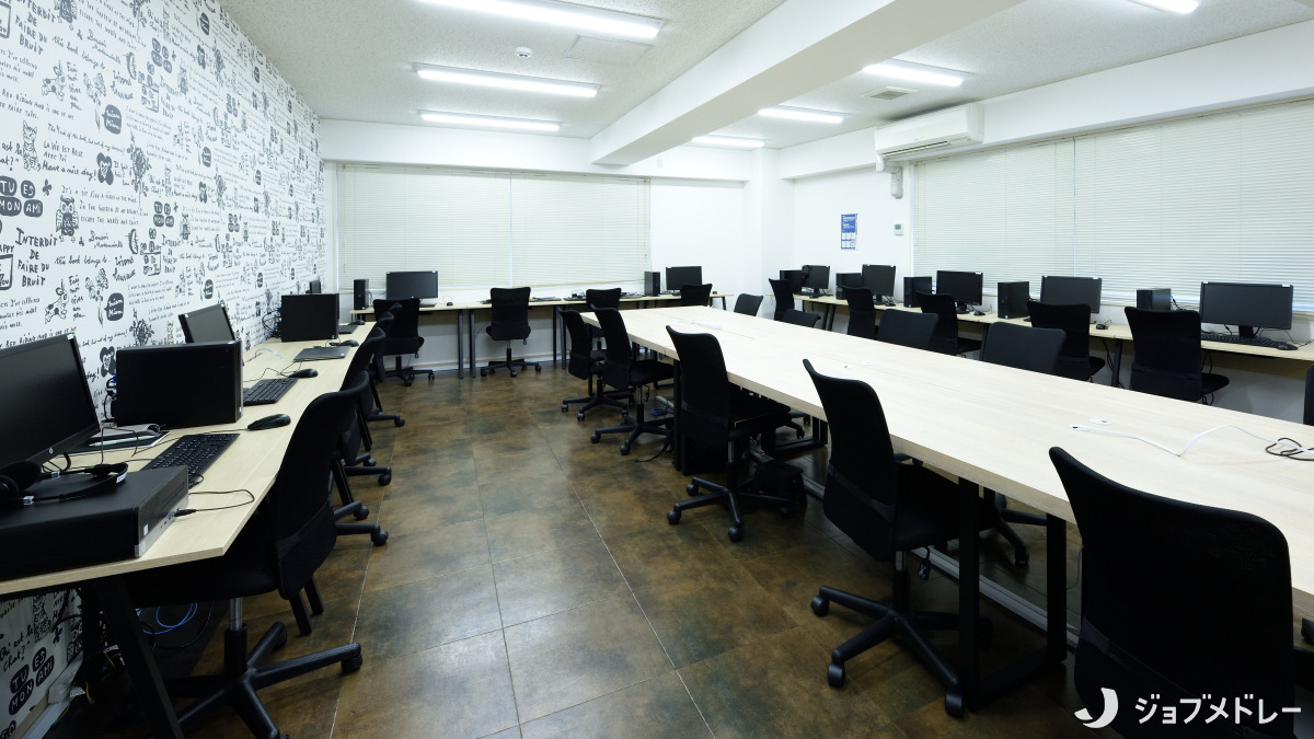 就労継続支援A型ゆりかもめ【2025年06月01日オープン】（サービス管理責任者の求人）の写真7枚目：デスクとパソコンが並びます