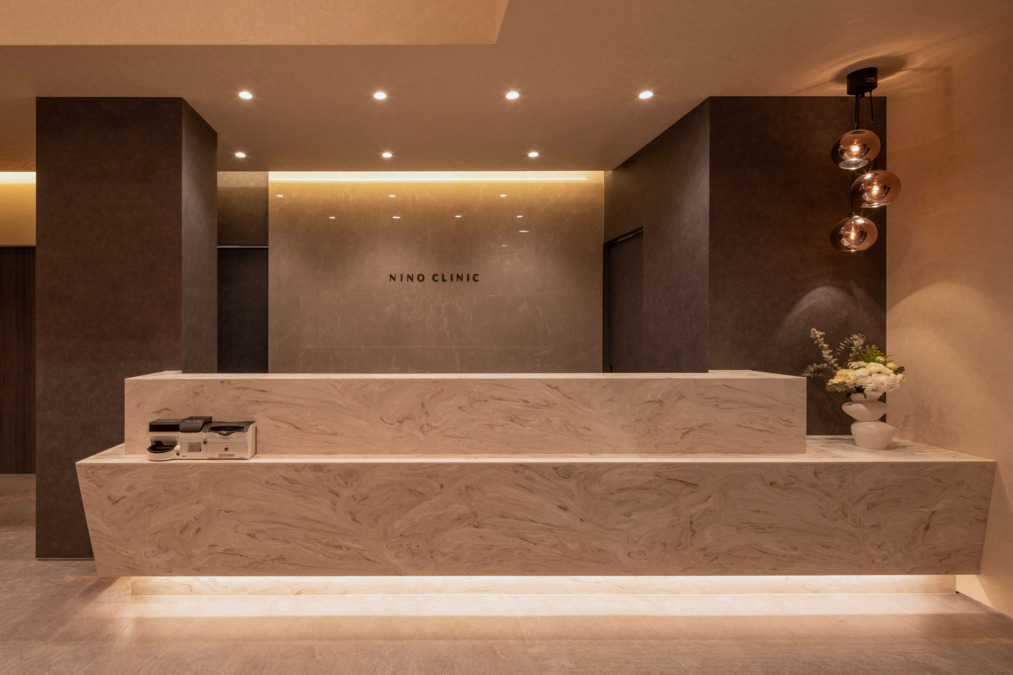 にのクリニック（医療事務/受付の求人）の写真2枚目：お仕事をして頂く、受付となります。床暖房も完備しております。