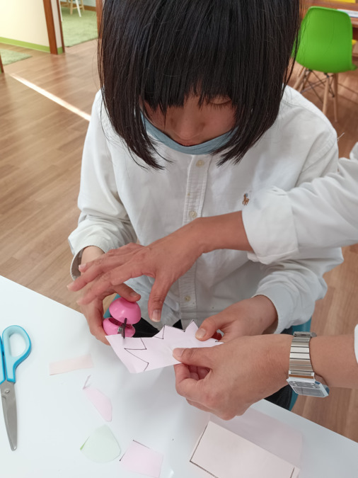 生きる力の教室の写真2枚目：就労作業の訓練でハサミの練習をしている様子です