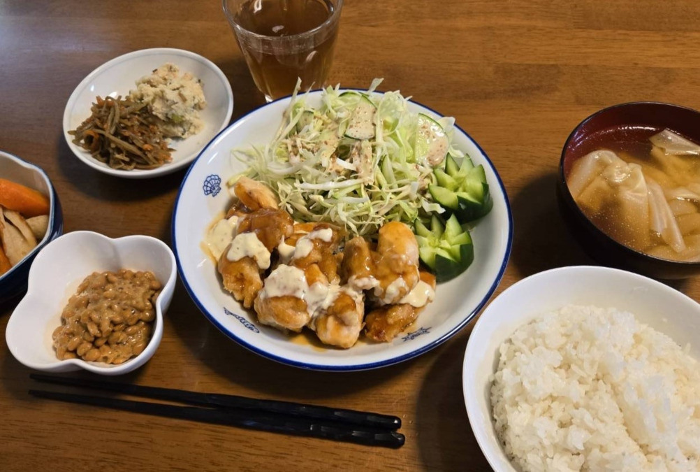 TAKグループホーム長居公園湯里(生活支援員の求人)の写真2枚目:食事のメニューの一例。
手作りの夕食を提供しています。