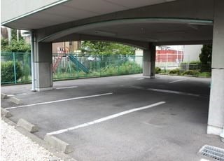 二町中西歯科医院（歯科衛生士の求人）の写真9枚目：医院敷地内に7台分の駐車スペースを完備