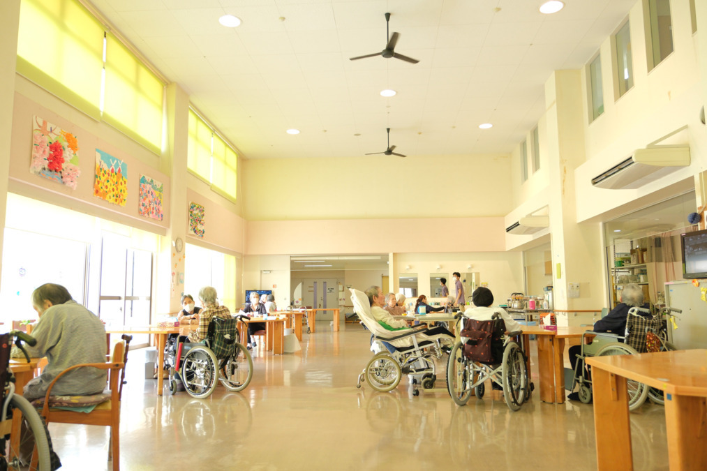 介護老人保健施設　都筑シニアセンター（言語聴覚士の求人）の写真9枚目：利用者様の食堂フロア