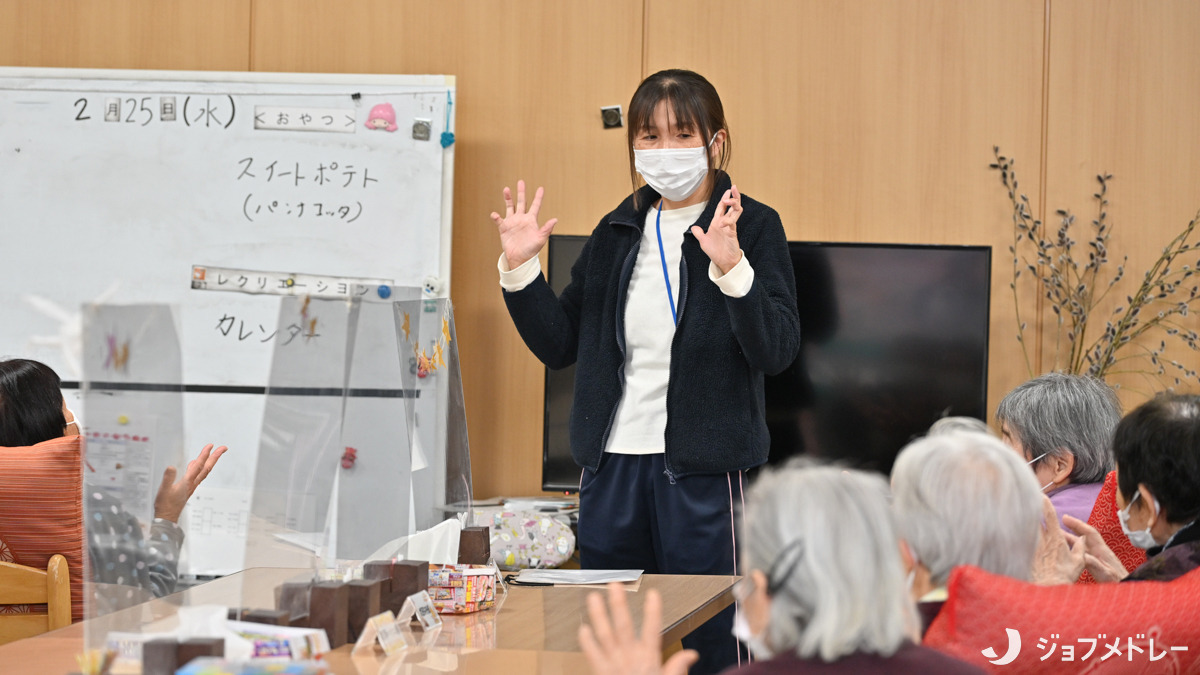 デイサービスセンターあづまの郷の写真13枚目:レクリエーションをみなさんで行います