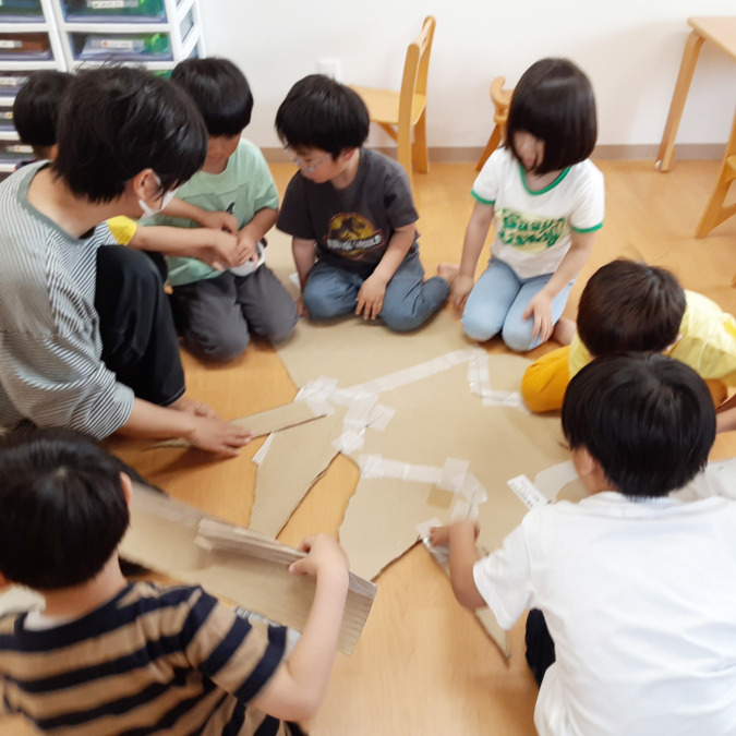 セルホーといた保育園（保育士の求人）の写真4枚目：製作に真剣に取り組む様子…見守りつつ少し手を貸しながら保育しています♪