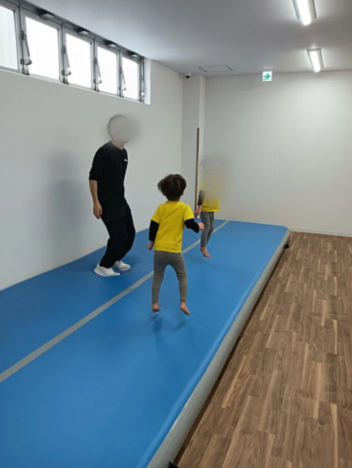 運動教室 KID'S BASE【2025年03月01日オープン】の写真3枚目：色々な年齢層の社員が働いています。今回は規模拡大のため追加で社員を募集します。