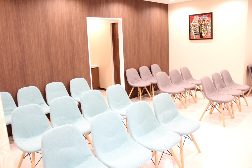 成瀬整形外科【2025年08月04日オープン】（看護師/准看護師の求人）の写真4枚目：待合室