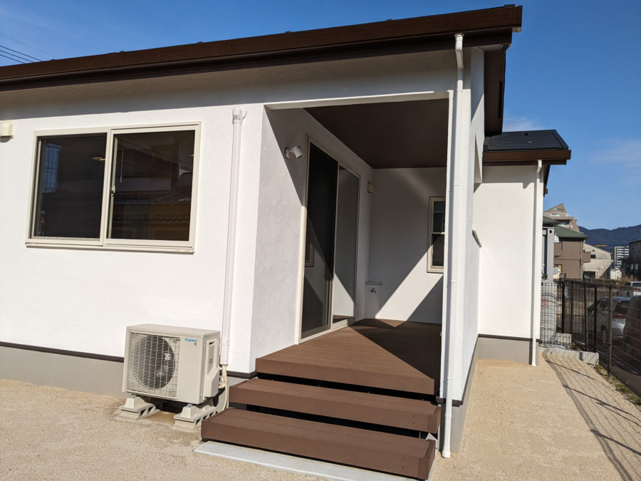 児童発達支援事業所 chouchou粕屋町の写真9枚目：お部屋から園庭に出る導線には温かみのあるブラウンカラーのウッドデッキがあります