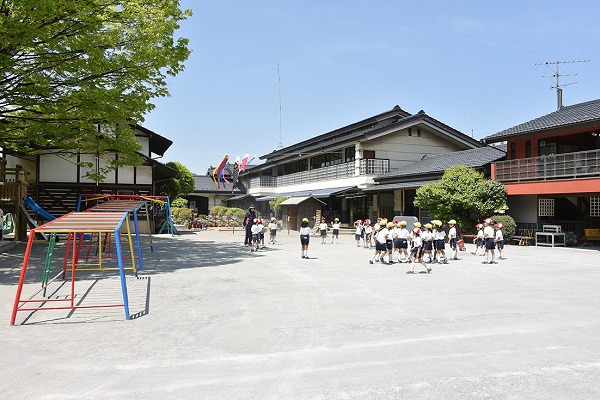 認定こども園 横浜あすか幼稚園（保育士の求人）の写真1枚目：横浜市緑区霧が丘にある横浜あすか幼稚園です