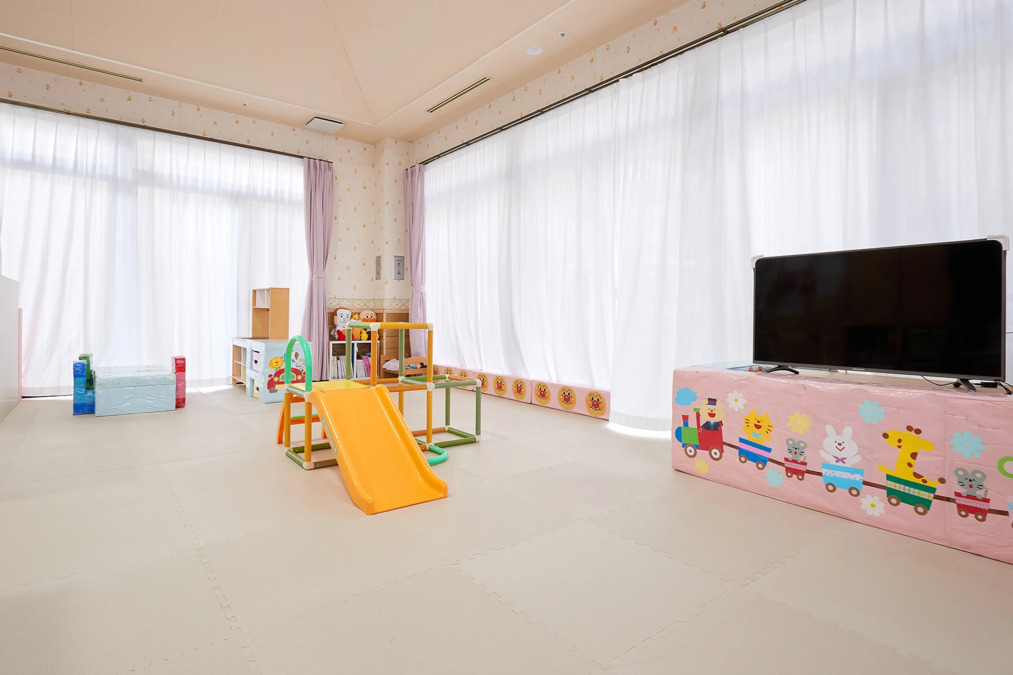 三田高原病院 院内保育室みらい(保育士の求人)の写真3枚目:清潔で広々として環境✨