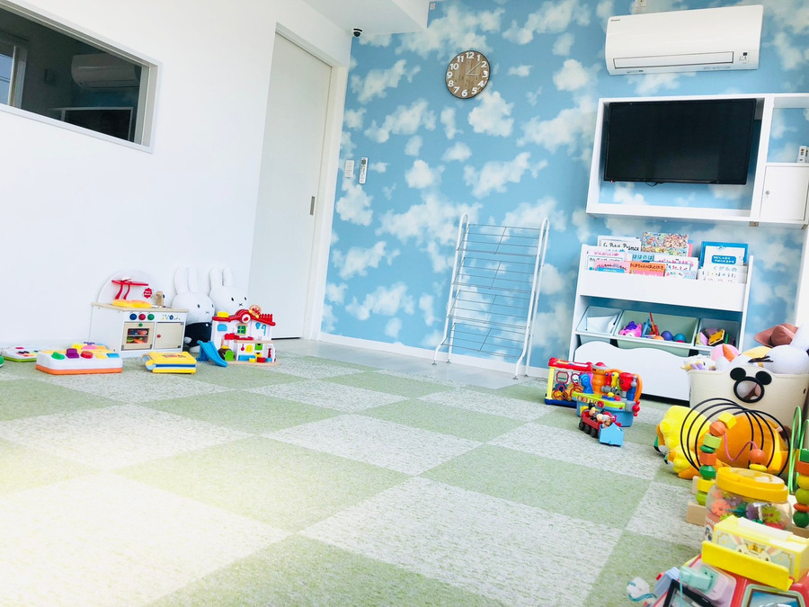 医療法人一颯会　よつば歯科クリニックの写真4枚目：キッズルーム完備！保育士多数在籍で患者様が家族みんなで通える環境が整っています！