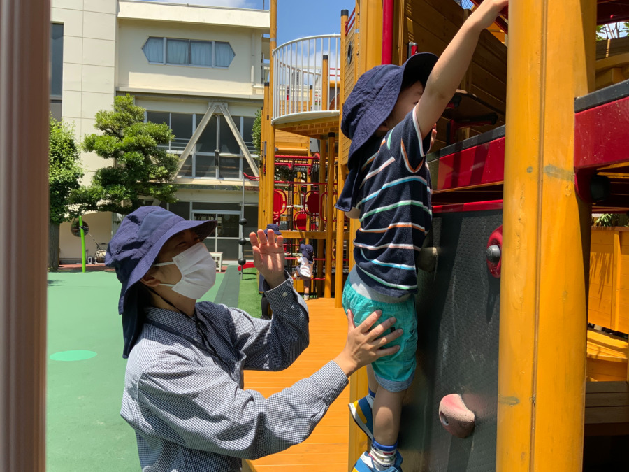 NOBIRUKAI NURSERYの写真6枚目：大きな遊具にも挑戦！