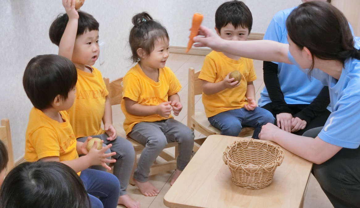 アベニール保育園（調理師/調理スタッフの求人）の写真10枚目：お野菜のご紹介。感触・匂い・形・色、様々なことを本物の野菜で学びます☆