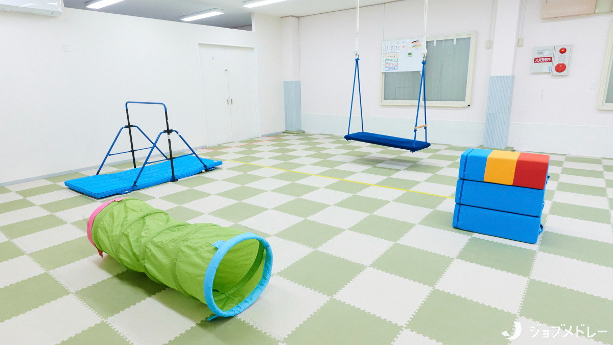 運動発達支援スタジオ笑みりぃ~東住吉(保育士の求人)の写真5枚目:感覚統合の器具など、療育のために設備を整えています