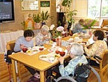 デイサービスセンター内灘の風の写真2枚目：食事の風景です。栄養士の献立による昼食を提供しています。