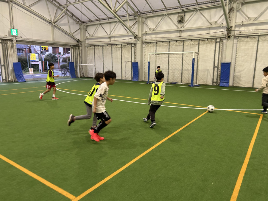 キッズ大陸さいたま与野園（保育士の求人）の写真4枚目：園にあるフットサルコートでサッカー。