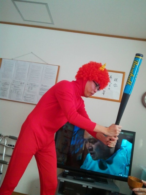 グループホームすみれ（介護職/ヘルパーの求人）の写真2枚目：2月の「節分」は本気の鬼を演じています。