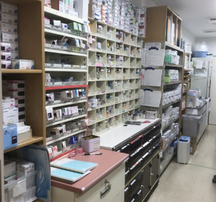用賀アーバンクリニック（薬剤師の求人）の写真2枚目：薬品庫内