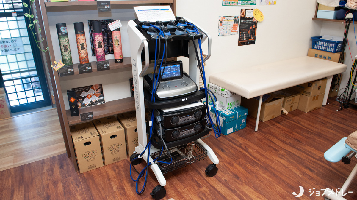 かたぎり接骨院（柔道整復師の求人）の写真9枚目：痛みの緩和や筋肉のリハビリに用いる干渉電流型低周波治療器です