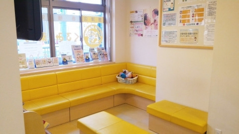 くるみ薬局蒲生店（薬剤師の求人）の写真3枚目：くるみ薬局蒲生店の待合室