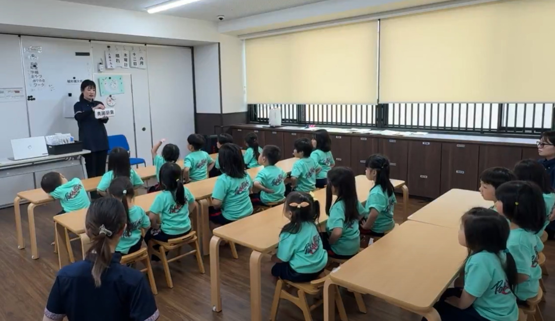 認定こども園　ぽかぽか保育園　本園（保育士の求人）の写真2枚目：朝の会で楽しく漢字学習や立腰を取り入れています。