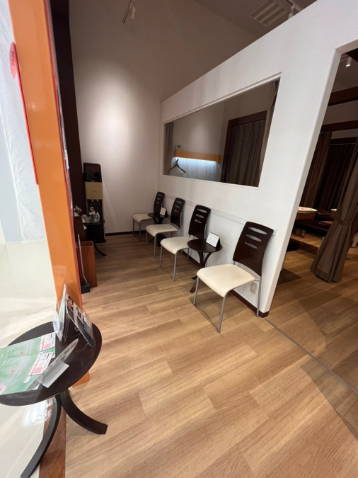 鍼ケアりはり(鍼灸師の求人)の写真2枚目:スッキリとした受付スペース