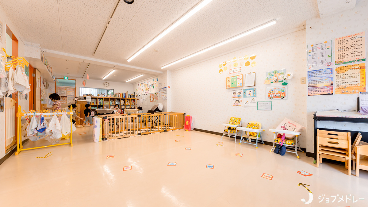 コスモス保育園浦和山崎園第Ⅱの写真5枚目：広々とした保育室です