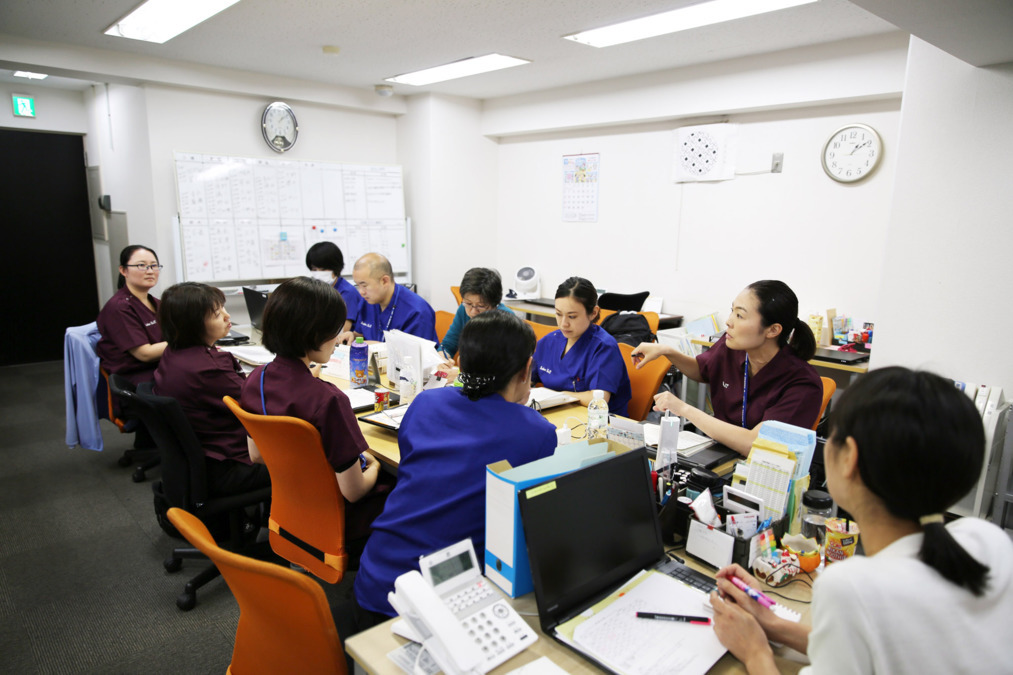 九段訪問看護ステーション（理学療法士の求人）の写真3枚目：年齢層は30～50歳。男女比は2：8。平均年齢は30代後半です！