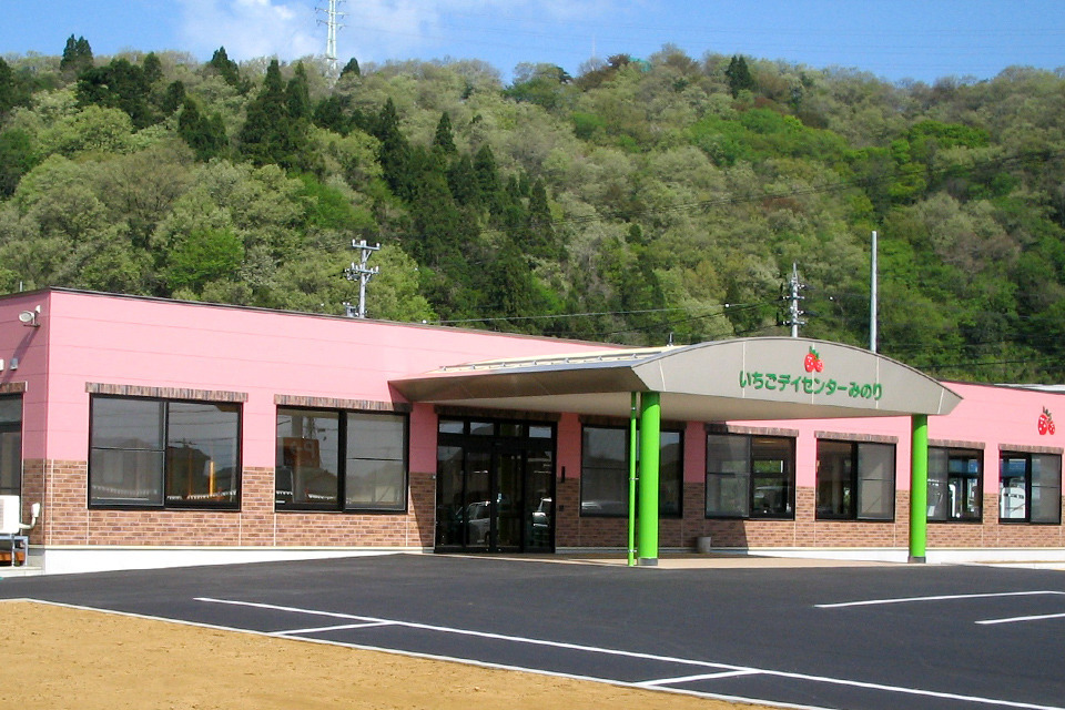 いちごデイセンターみのり(介護職/ヘルパーの求人)の写真2枚目:にぎやかで、職員、利用者様ともに笑顔溢れる事業所です♪