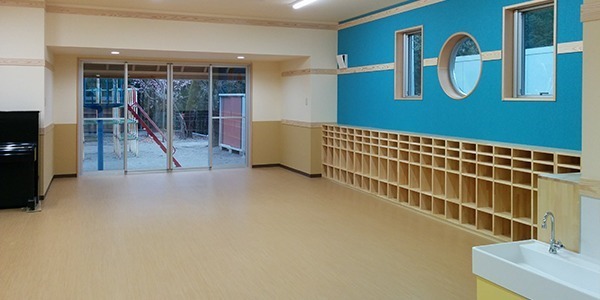 フレンド認定こども園（保育士の求人）の写真5枚目：教室は明るい配色の内装です