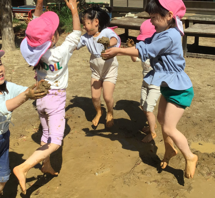 幼保連携型認定こども園 ニコニコ桜保育園（保育士の求人）の写真19枚目：泥んこ、掛け合いっこ