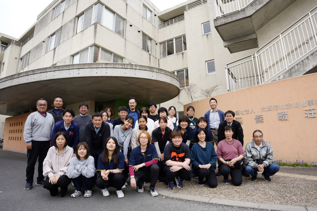 四條畷荘　～にし地域包括支援センター～（生活相談員の求人）の写真3枚目：複数の事業所が集まった総合施設内にあるので、サービス調整がしやすいです。