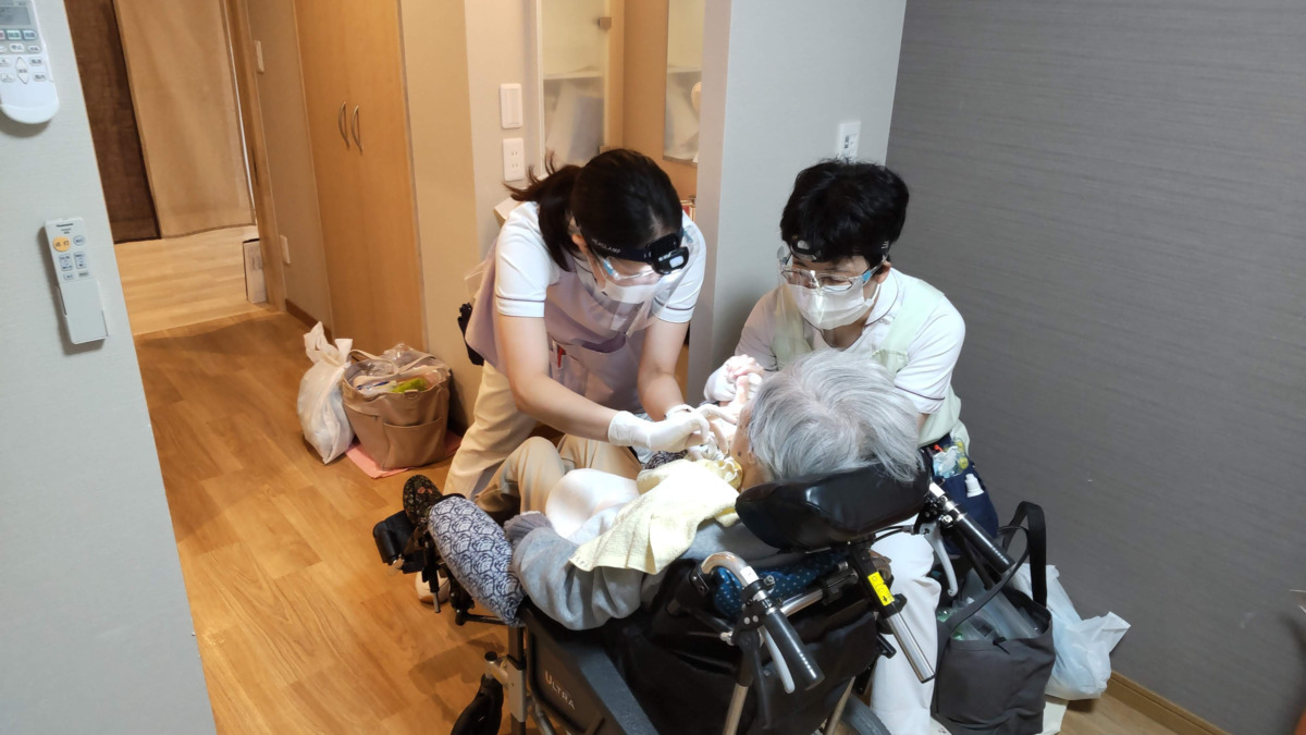 むとう歯科医院（歯科衛生士の求人）の写真8枚目：訪問診療中の口腔ケアの様子です。患者さんの健康管理のために日々奮闘中です！