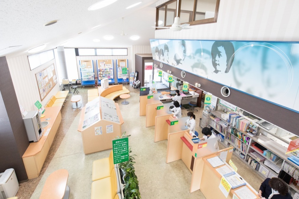 かみいいの薬局の写真2枚目：待合室は吹き抜けの空間が広がり、とても明るい雰囲気です。