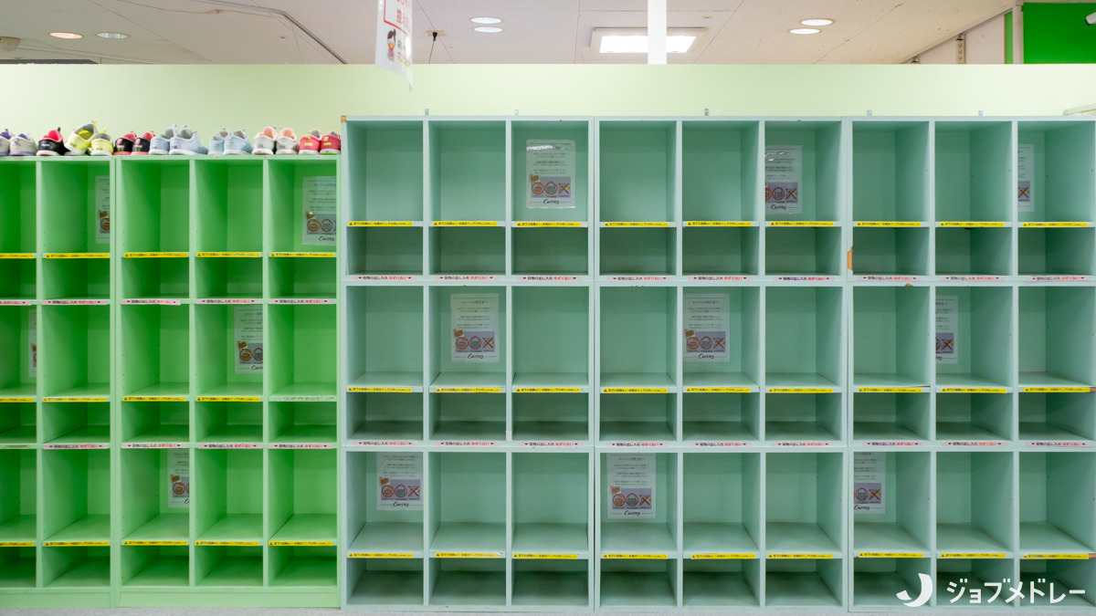 カーブス イオン高橋店(インストラクターの求人)の写真6枚目:靴箱です