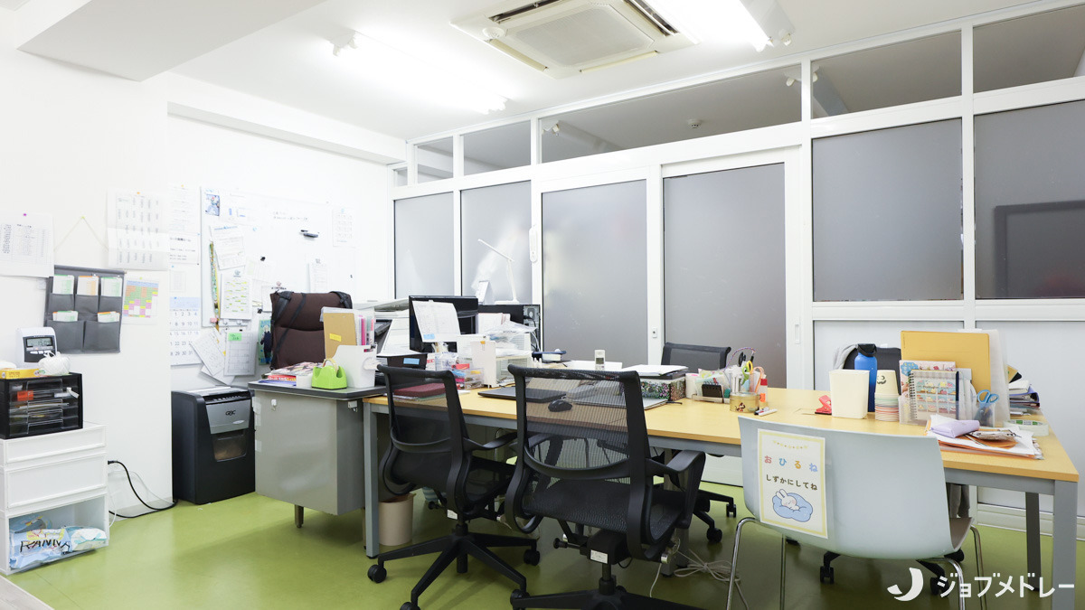 児童発達支援・放課後等デイサービス グラン・シード南郷ルーム(保育士の求人)の写真13枚目:スタッフの事務作業用の一室です