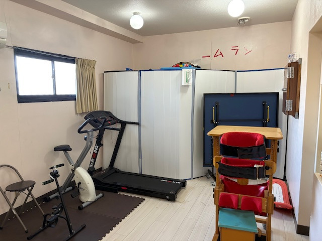 児童デイサービスわくわく（児童指導員/指導員の求人）の写真12枚目：運動室（トレーニング）