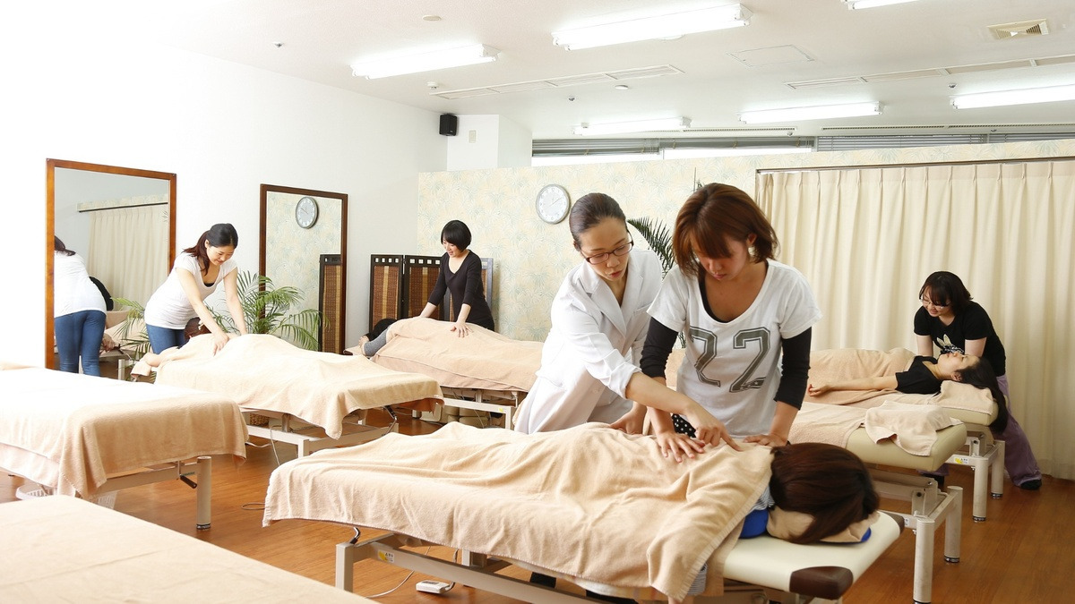 Bodysh -ボディッシュ- エビスタ西宮店(エステティシャン/セラピストの求人)の写真2枚目:★未経験でもプロを目指して皆さん真剣です!!