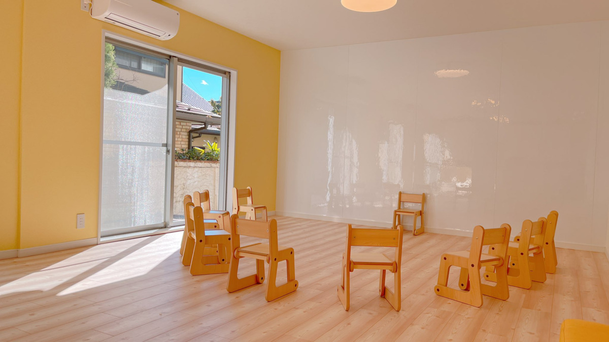 もうひとつのおうち八雲（保育士の求人）の写真6枚目：壁一面がホワイトボードになっていて、プロジェクターも使えるようになっています。