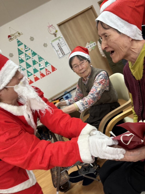 フロンティアの介護　グループホームひこねの憩（介護職/ヘルパーの求人）の写真6枚目：季節ごとのイベントもみんなで楽しみます！