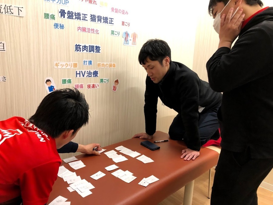 元気堂鍼灸整骨院（整体師の求人）の写真4枚目：「こーしたほうが」「あーしたほうが」みんなで意見を出し合う職場