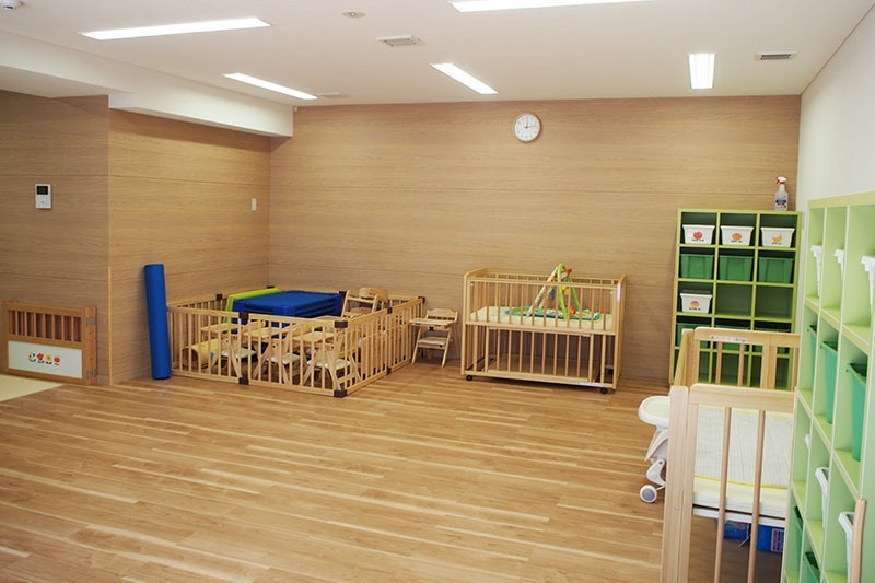 ねっこ保育園（保育士の求人）の写真3枚目：木目調の落ち着いた雰囲気の内装となっています。