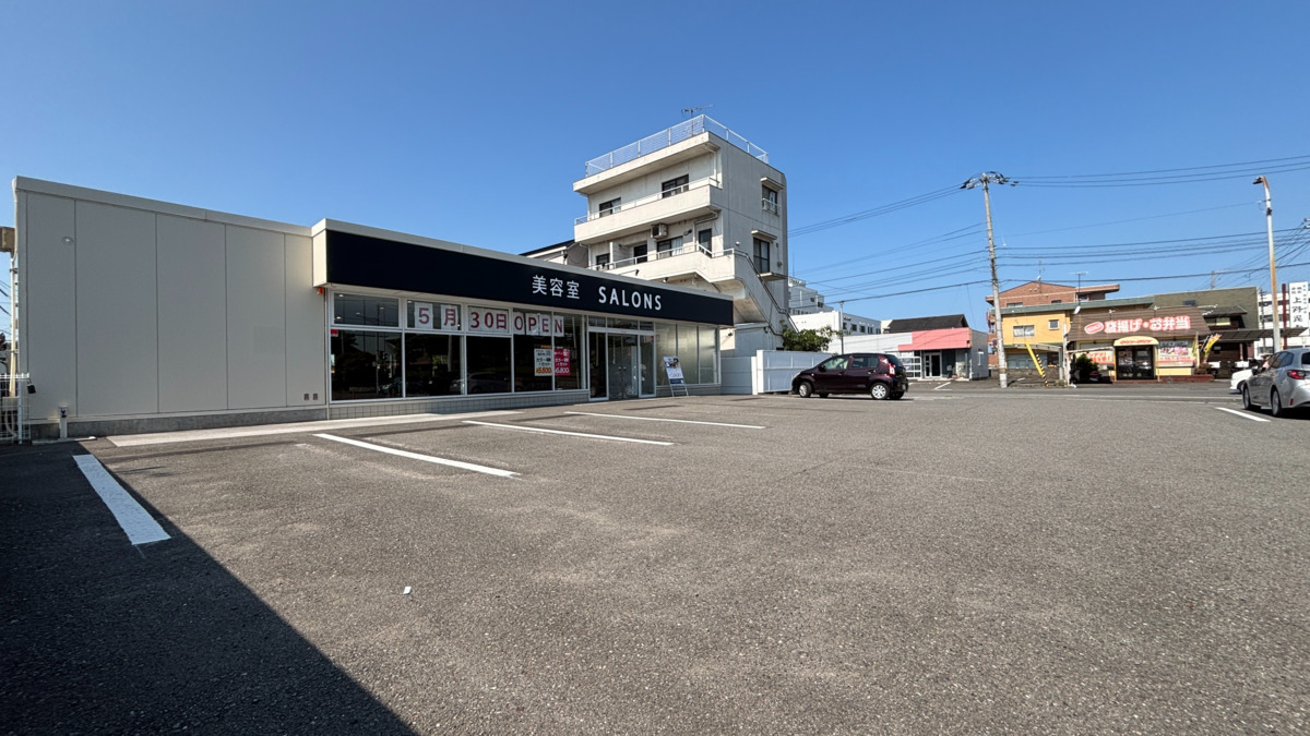 美容室SALONS松山山西店の写真